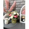 Welurowy flowerbox zgniła zieleń z bukietem peonii